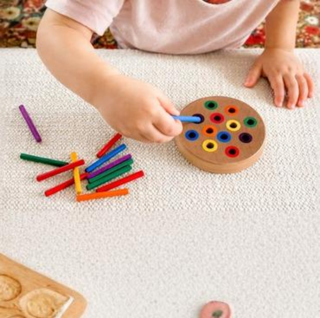 Niño trabajando en proyecto Montessori