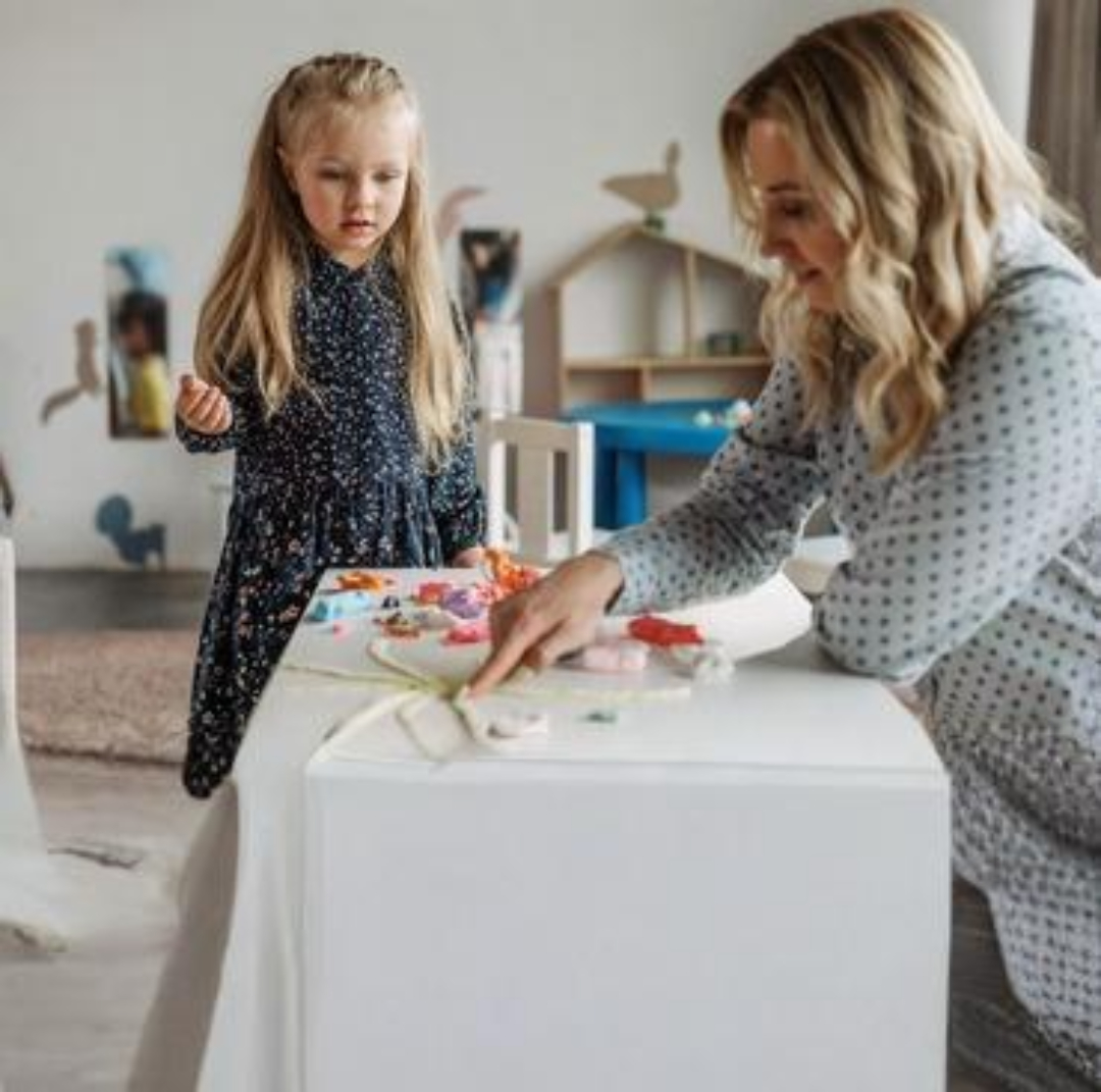 Niños en actividad Montessori