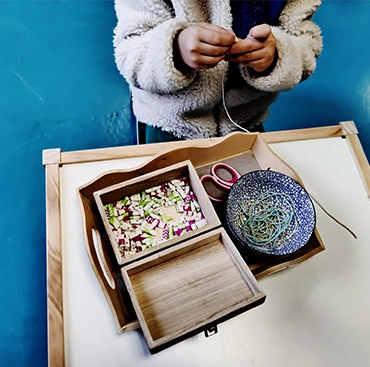 Niño trabajando en proyecto Montessori