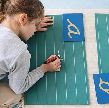 Niños en actividad Montessori