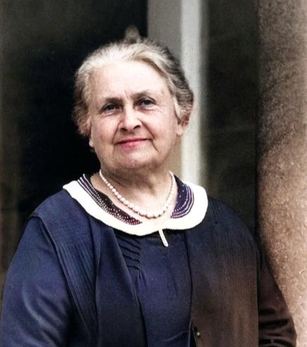 Niño descubriendo método Montessori